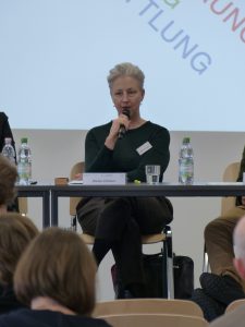 Beate Voelcker auf dem Panelgespraech Bildung & Vermittlung